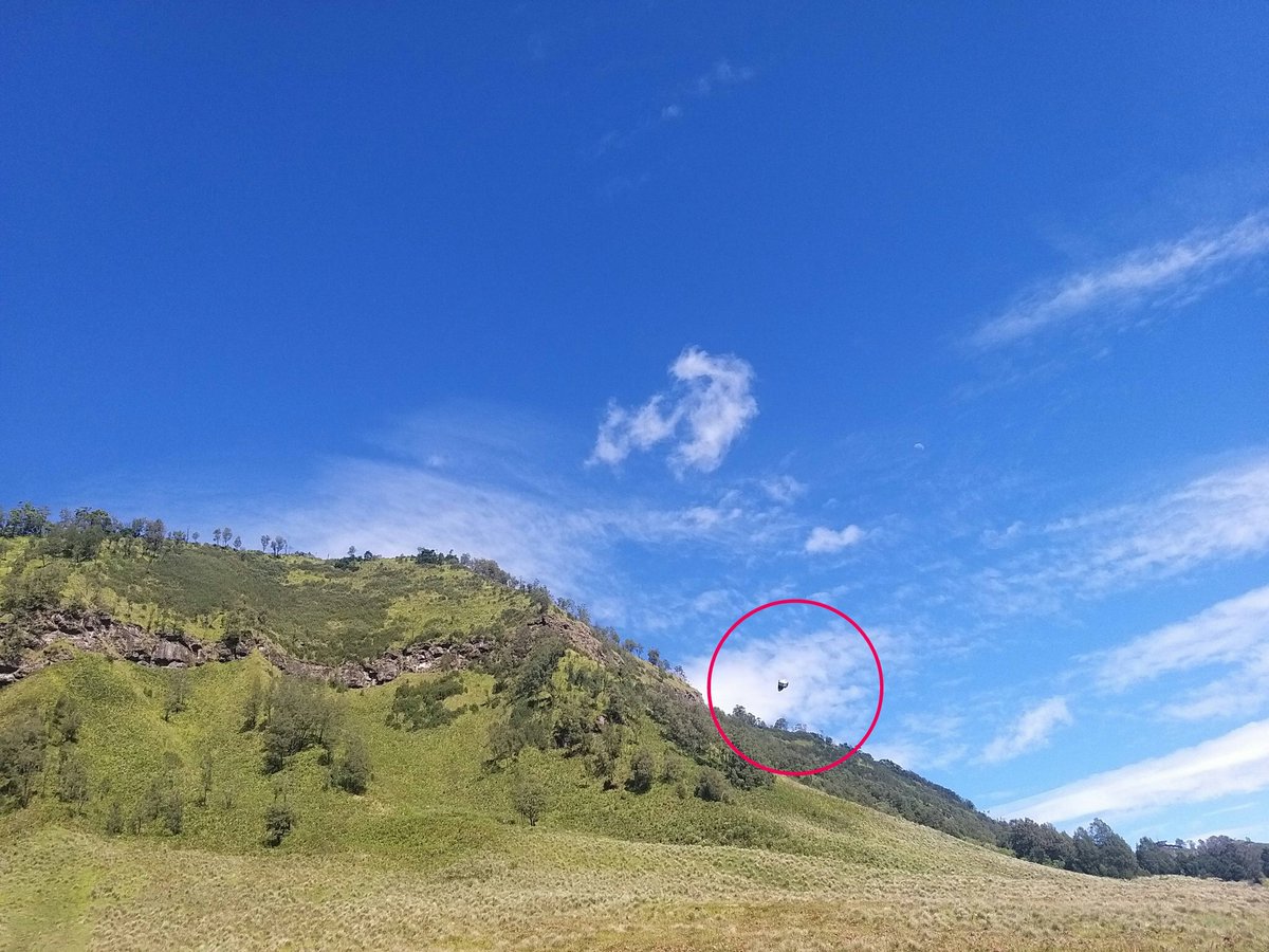 kabarufo's tweet photo. Penampakan UFO yang tak sengaja terpotret.

Bukit Teletubbies (Lembah Jemplang), Gunung Bromo, Probolinggo, Jawa-Timur, 10 Juli 2023, pukul 09:21 WIB.

Dipotret oleh Yoned dgn menggunakan ponsel Samsung Galaxy A9.

"Saya baru sadar ada objek aneh itu, setelah mengecek hasil foto" https://t.co/sZnpLYoxyf