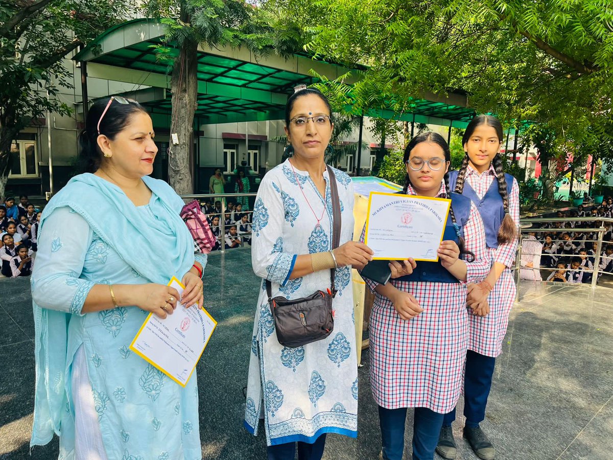 QutabgarhSkv's tweet image. 2 students qualified #MVPP #MukhyamantriVigyanPratibha Pariksha 2021_22 receiving certificates from our principal ma&apos;am @princypandit @ManuGulati11
