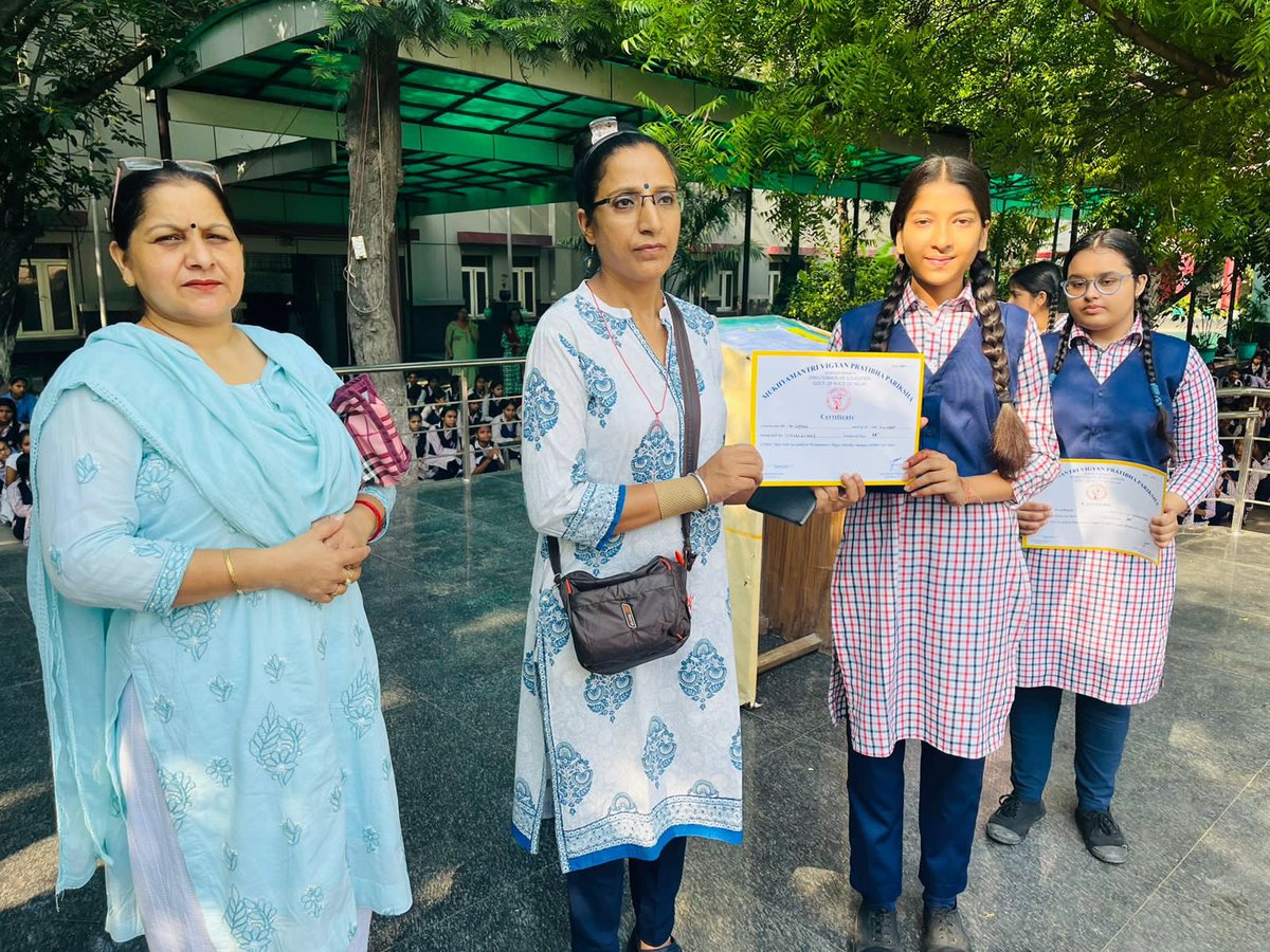 QutabgarhSkv's tweet image. 2 students qualified #MVPP #MukhyamantriVigyanPratibha Pariksha 2021_22 receiving certificates from our principal ma&apos;am @princypandit @ManuGulati11