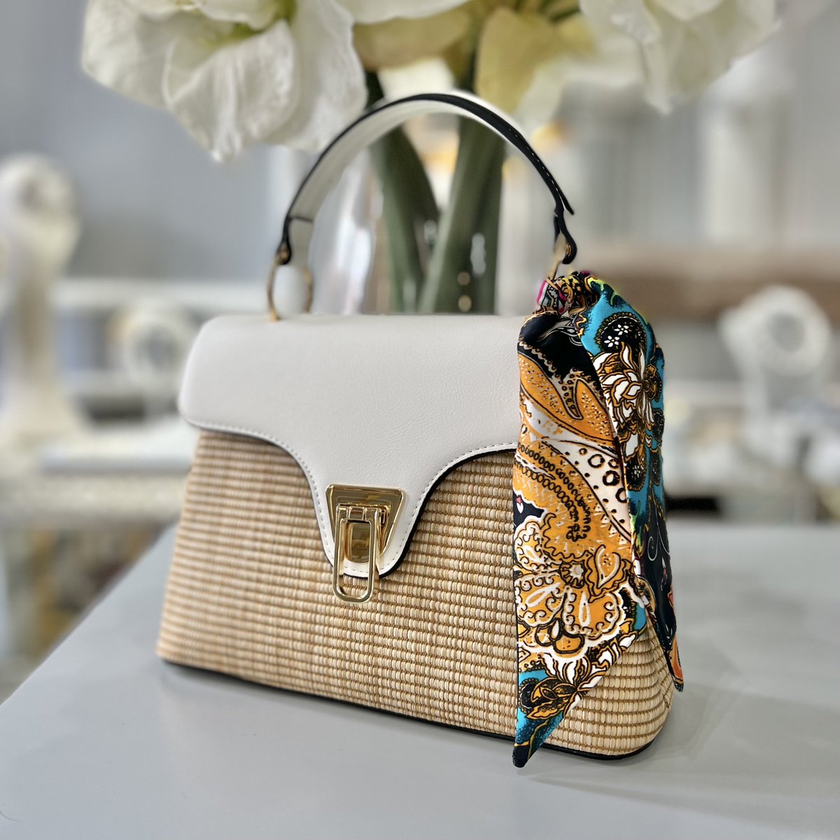 La colección #AIRUN365 #primavera_verano_23 , tiene piezas tan ideales como éste maravilloso #bolso … Nos encanta!!! 😍🔝♥️
.
.
Se realizan envíos a toda España. 
.
.
#airun #airuntocados #tocadosairun #pendientes #earrings #bolso #bag #diadema #complementos #invitada