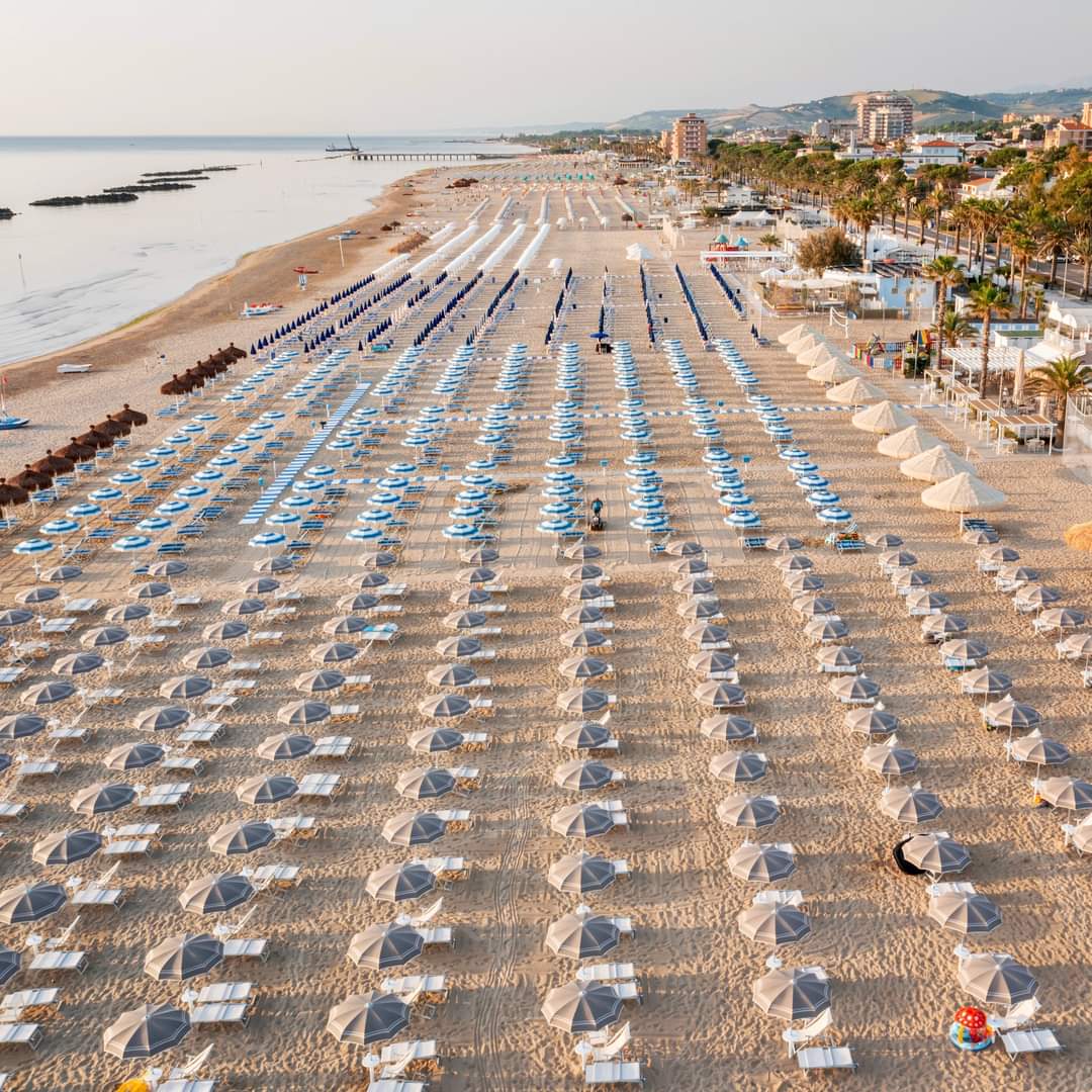 Conosciuta come Lido delle Rose, Roseto degli Abruzzi d'estate al mattino si presenta così: una lunga distesa di sabbia chiara e finissima, lidi attrezzati ideali per famiglie e la vegetazione che conserva ancora tratti di macchia mediterranea.
#Abruzzo
 📷 air_drone_shot
