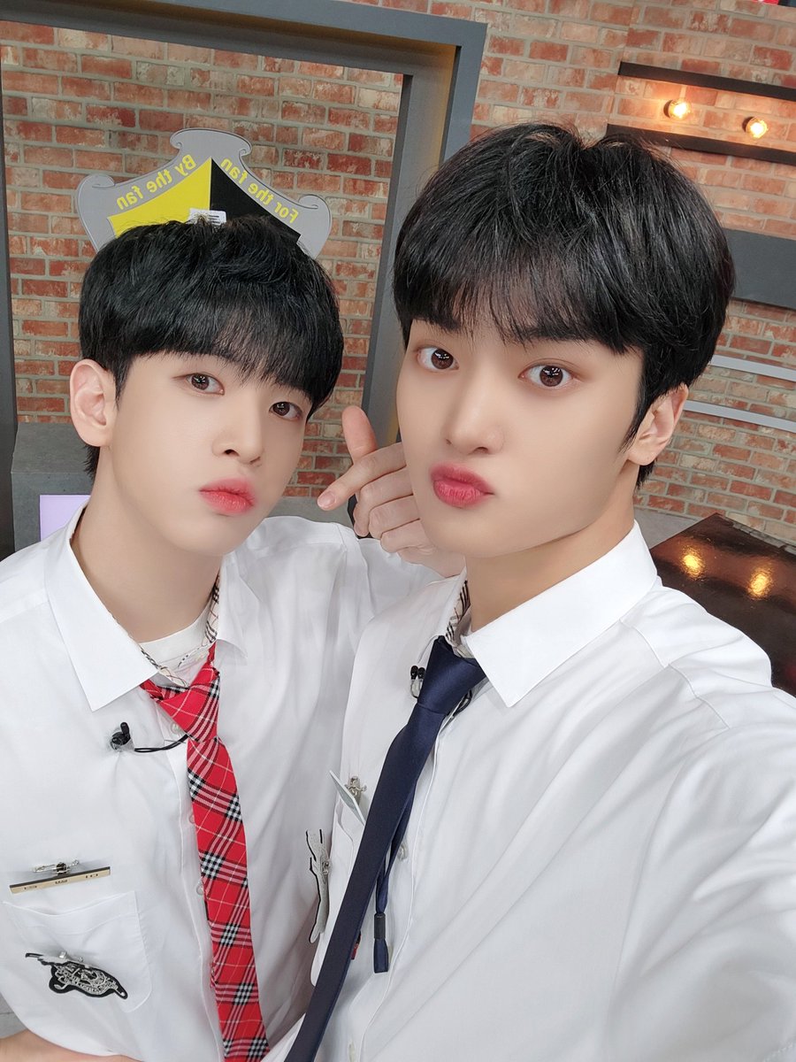 KREBIPETI_twt's tweet photo. [📸] 230718
arirang TV #.AfterSchoolClub
⠀
럽패티 기억해? ASC에서 떠들다 같이 혼났었던
앨런선배🐧 태영선배🐱 오늘도 등교 완료👌
⠀
#.KREBIPETI #.크래비패티
#.crvtyllen #.taeyouna https://t.co/3IHCM2kap6