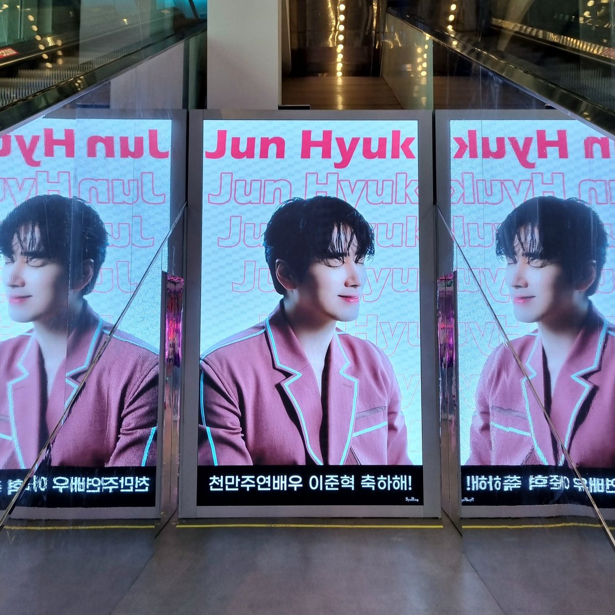syuring_5's tweet photo. 🍕오늘부터 네컷 프레임&amp;광고 이벤트 시작합니다🍕

해시태그 이벤트도 많이 참여해주시고 즐거운 추억 쌓아가시길 바랍니다🤙🦥

❗️3층 스크린은 현재 송출 문제가 생겨 해결되는 즉시 바로 공지 올리겠습니다

#천만배우_이준혁_축하해
#May_the_Happiness_be_with_주녁 https://t.co/diNDql33OH