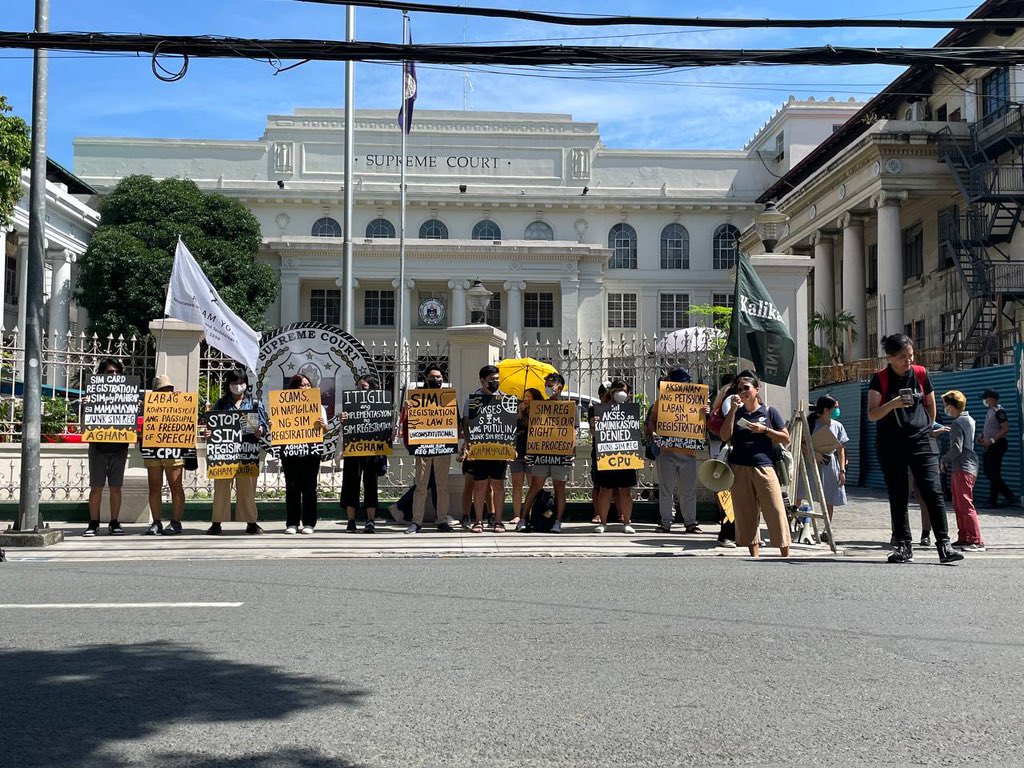 aynational's tweet photo. LOOK: Agham Youth joins the protest action this morning in front of the Supreme Court against the SIM Registration law. With only a week remaining until the final deadline, over 64M SIM users will be disenfranchised.

#JunkSIMRegNOW
#WagDeactivateAngSIM https://t.co/Qb4ePnbglA