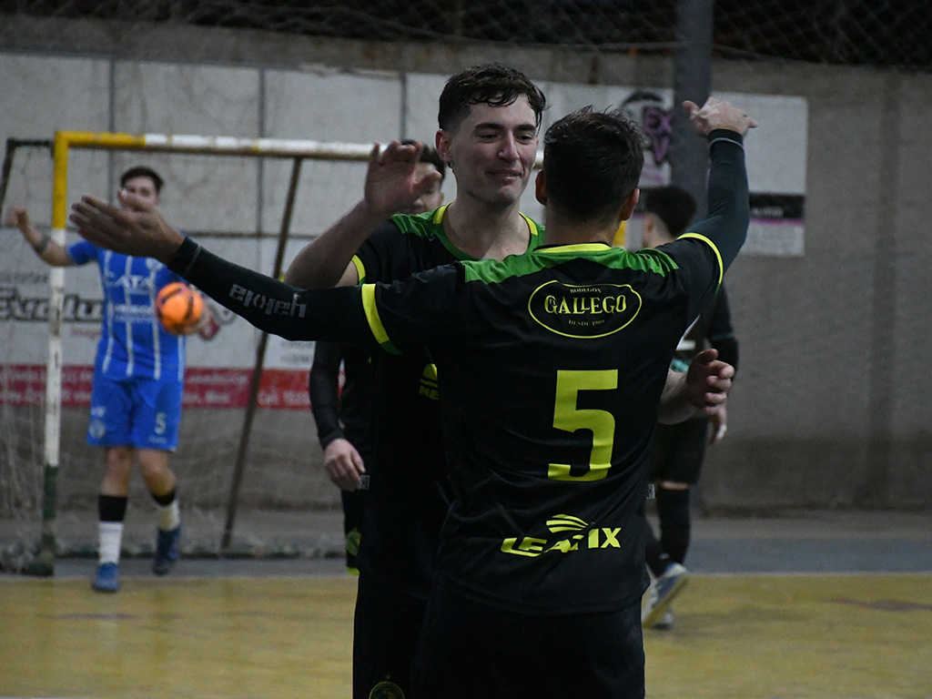 FutsaldePrimera's tweet photo. #AperturaFutsal2023

🟡 Cementista 🇬🇫 semifinalista.

🟡 El Poli se metió entre los cuatro mejores al vencer a Godoy Cruz A 4 a 3 en cuartos de final. 

🟡 Mauro Morales, Franco Miranda (2) y Juan Gallina marcaron los goles del conjunto lasherino. https://t.co/nYHCue8LkM