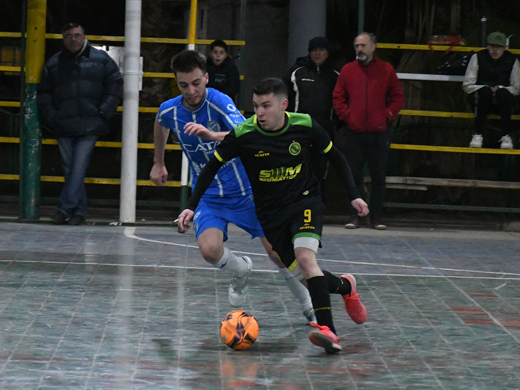 FutsaldePrimera's tweet photo. #AperturaFutsal2023

🟡 Cementista 🇬🇫 semifinalista.

🟡 El Poli se metió entre los cuatro mejores al vencer a Godoy Cruz A 4 a 3 en cuartos de final. 

🟡 Mauro Morales, Franco Miranda (2) y Juan Gallina marcaron los goles del conjunto lasherino. https://t.co/nYHCue8LkM
