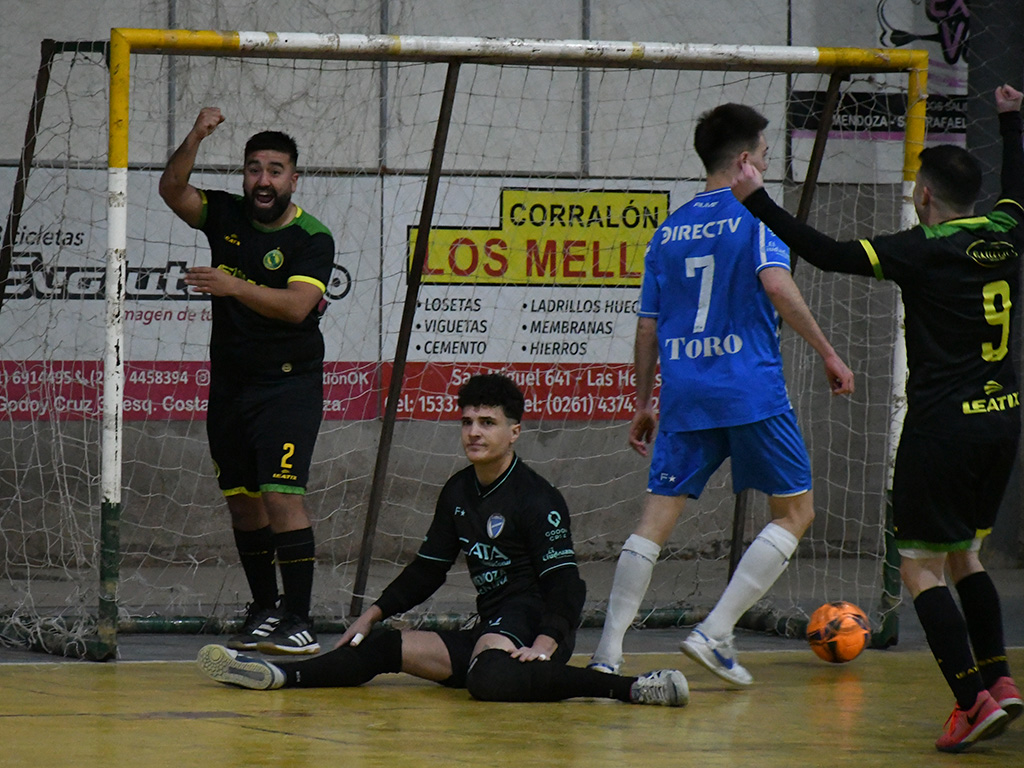 FutsaldePrimera's tweet photo. #AperturaFutsal2023

🟡 Cementista 🇬🇫 semifinalista.

🟡 El Poli se metió entre los cuatro mejores al vencer a Godoy Cruz A 4 a 3 en cuartos de final. 

🟡 Mauro Morales, Franco Miranda (2) y Juan Gallina marcaron los goles del conjunto lasherino. https://t.co/nYHCue8LkM