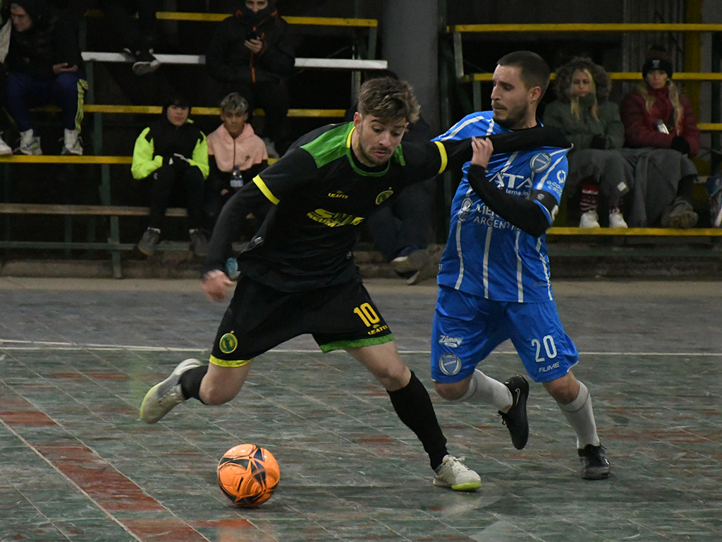 FutsaldePrimera's tweet photo. #AperturaFutsal2023

🟡 Cementista 🇬🇫 semifinalista.

🟡 El Poli se metió entre los cuatro mejores al vencer a Godoy Cruz A 4 a 3 en cuartos de final. 

🟡 Mauro Morales, Franco Miranda (2) y Juan Gallina marcaron los goles del conjunto lasherino. https://t.co/nYHCue8LkM