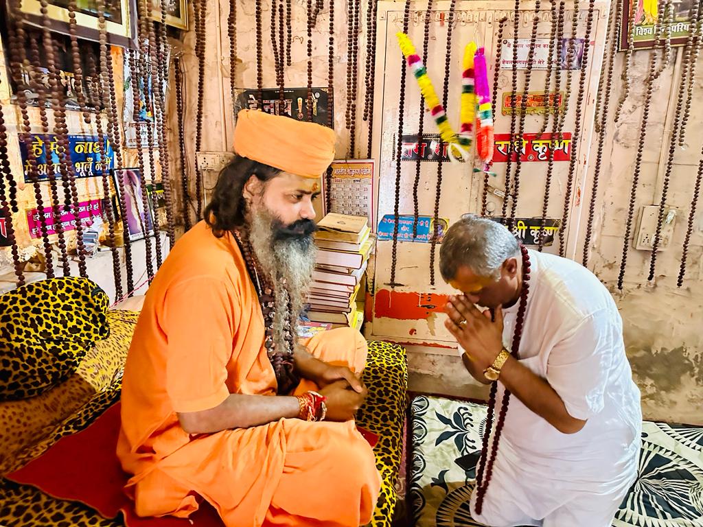 BRSiyol's tweet photo. पवित्र श्रावण मास की हरियाली अमावस्या के पावन अवसर पर गत दिवस धार्मिक नगरी तिंवरी में आयोजित नगर परिक्रमा में शिरकत कर सिद्ध शक्तिपीठ माँ खोखरी के दरबार सहित तिंवरी नगर के सभी मंदिरों पर धोक लगाई और क्षेत्र में समृद्धि व खुशहाली की मङ्गल कामना की। साथ ही क्षेत्र की महान विभूतियों संत-महात्माओं के चरण वंदन कर आशीर्वाद लिया। 
कहा भी गया है कि "यत्र नार्यस्तु पूज्यन्ते, रमन्ते तत्र देवता" नगर परिक्रमा में पधारी समस्त मातृ शक्ति का वंदन-अभिवादन कर स्नेह, दुलार और आशीर्वाद प्राप्त किया।
#नगर_परिक्रमा के दौरान अथाह संख्या में पधारी मातृ शक्ति, आयोजन समिति एवं व्यापार मंडल सहित आमजन की सहभागिता से सफल एवं शानदार परिक्रमा महोत्सव हेतु आप सभी को हार्दिक बधाई एवं आभार!
@BJP4Rajasthan
