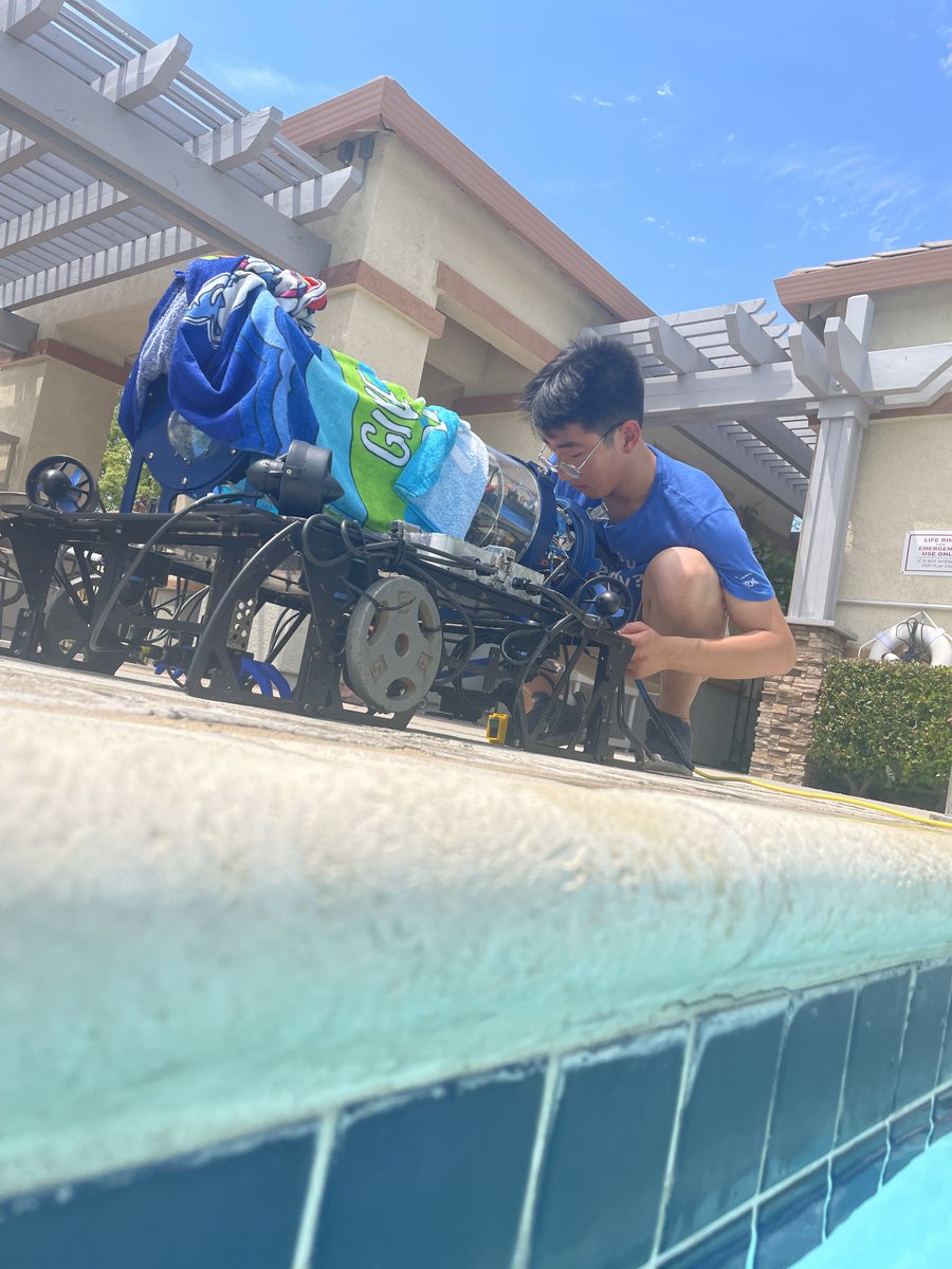 AVBotz's tweet photo. Day 43: Pool Testing and Finalizing Changes

Photo 1: Marlin ready for action
Photo 2: Craig checking on Marlin before the pool test
Photo 3: Jamba Juice! 😋 
Photo 4: Mechanical Team using CAD for some last minute changes

See you tomorrow!! https://t.co/nJvMVLzr80