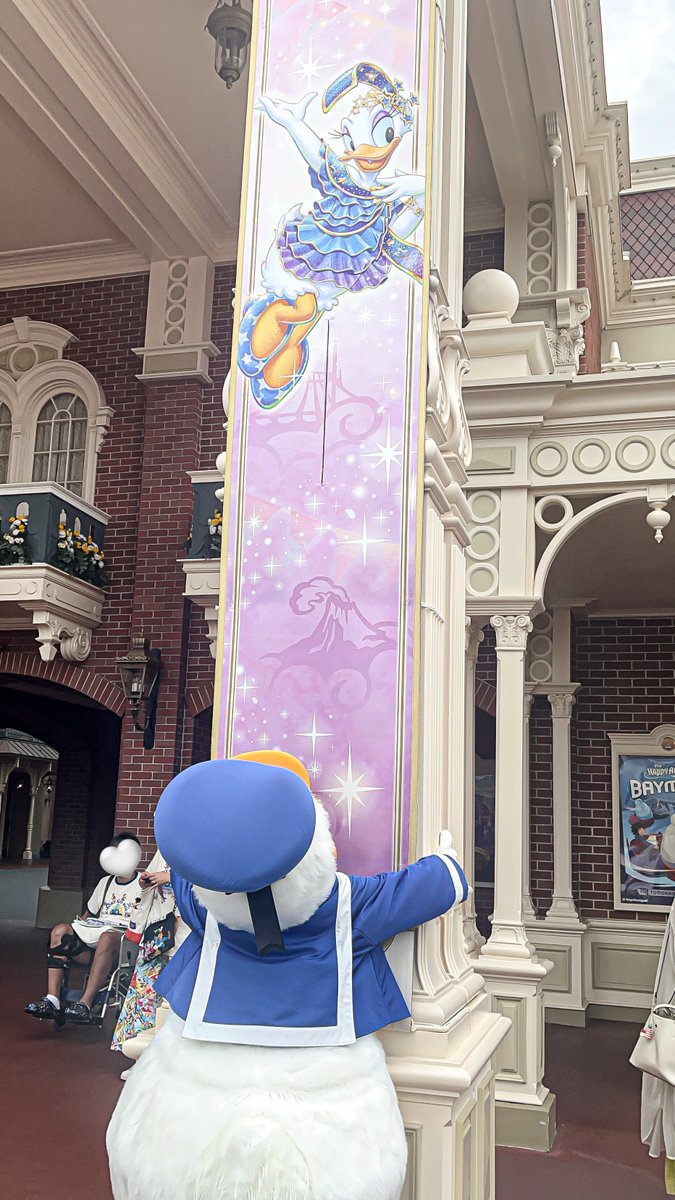 r_dona69's tweet photo. デイジーが愛おしすぎて思わず柱にハグ💙💜 https://t.co/ZXXmI2cbg6