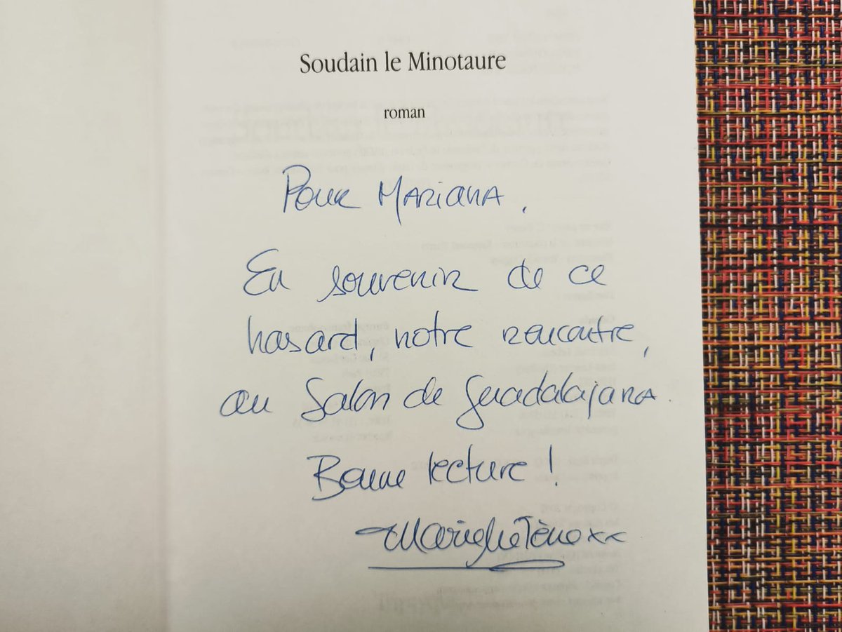 MarianaFlo's tweet photo. ✨ de entre las varias personas encargadas, elegí a alguien para preguntar el precio.
La quebequense, en español, me dijo emocionada: "¡Es mi libro, yo lo escribí!". Le platiqué como lo encontré y me escribió una dedicatoria. 
3/4 https://t.co/d6GqfgCCga