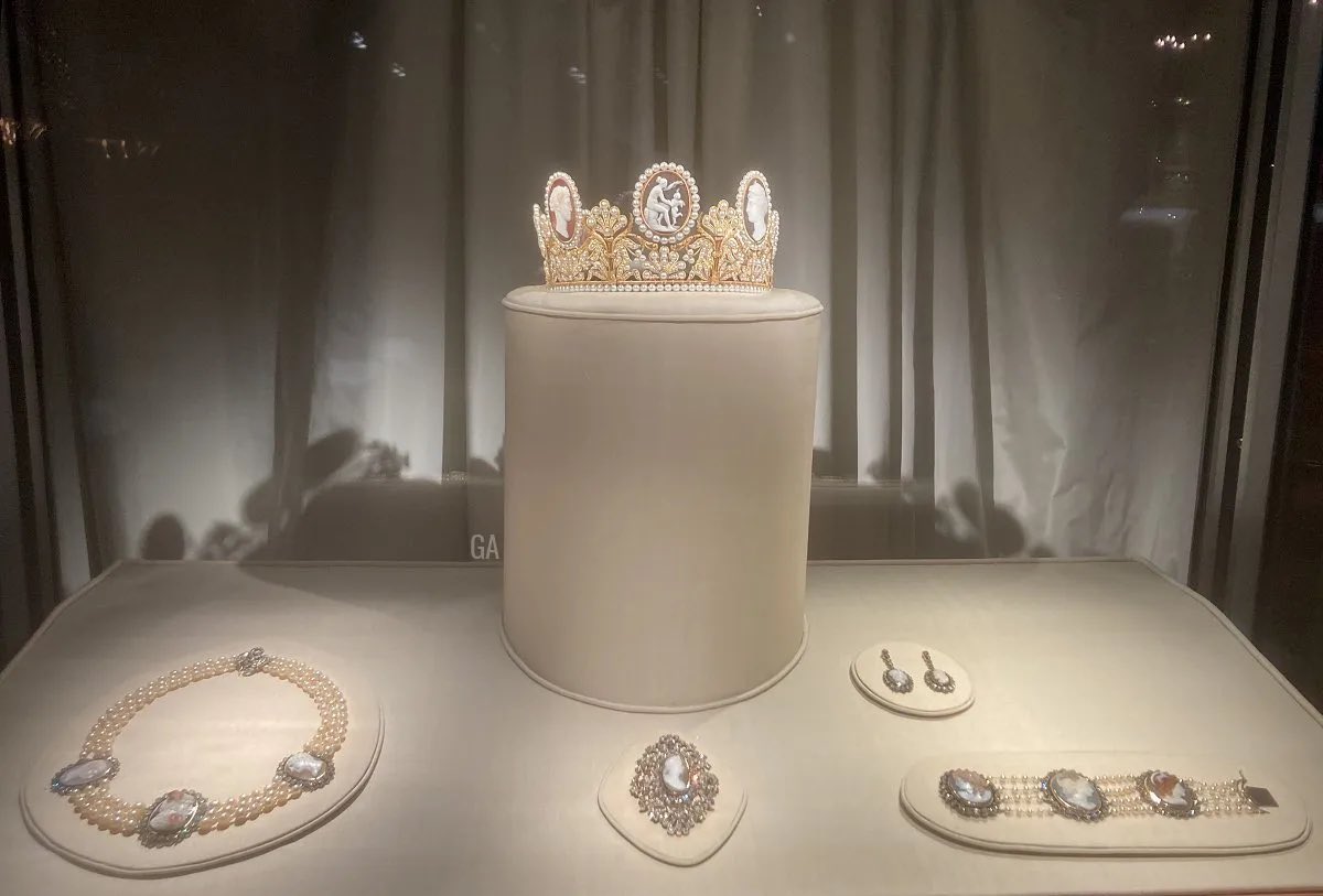 🎩Laird of the Manor🎩 on Twitter "PecanPraline3 The Cameo Tiara is a