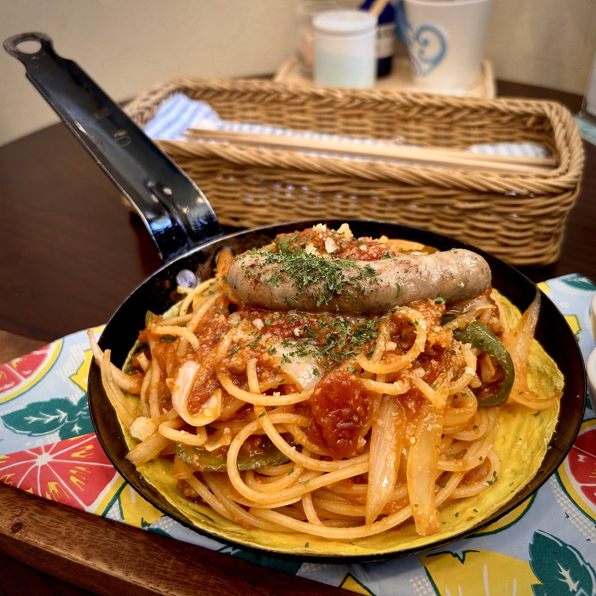 Tentamasoba1016's tweet photo. リーマン時代なかなか来れなかった地元のカフェのランチ。「薬膳鉄板ナポリタン」おしゃれ美味しいです！
薬膳というのは、ひとつには「モリンガ」なるスーパーフードを使ってるからだそう。
来るの増えそう。
#厚木駅 #recafe https://t.co/b8sMfrTgJ1