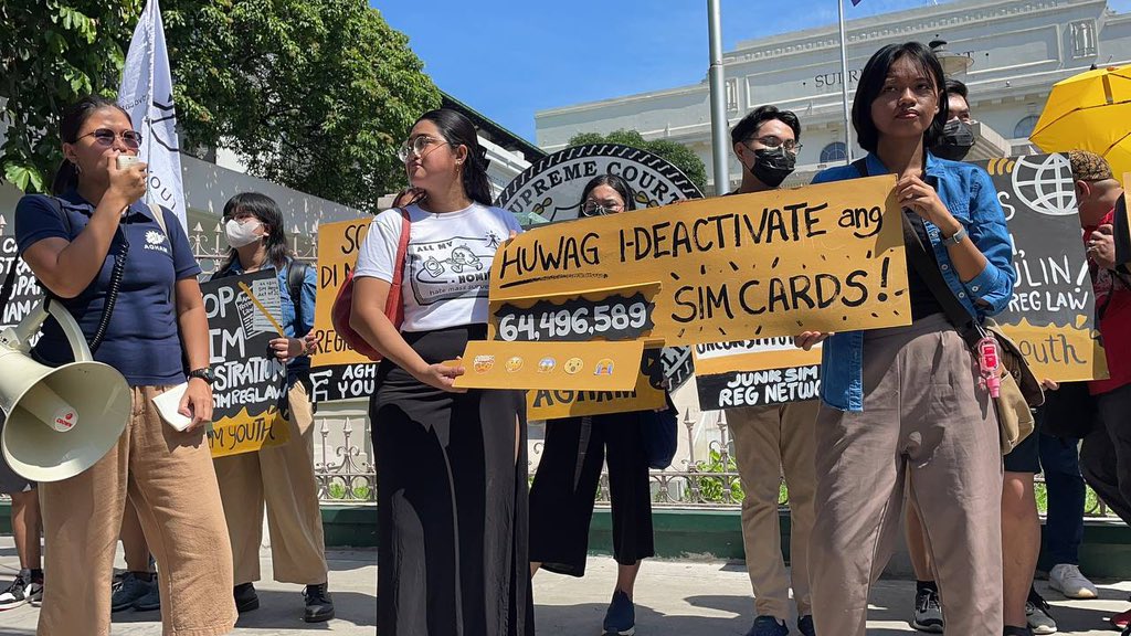 aynational's tweet photo. LOOK: Agham Youth joins the protest action this morning in front of the Supreme Court against the SIM Registration law. With only a week remaining until the final deadline, over 64M SIM users will be disenfranchised.

#JunkSIMRegNOW
#WagDeactivateAngSIM https://t.co/Qb4ePnbglA