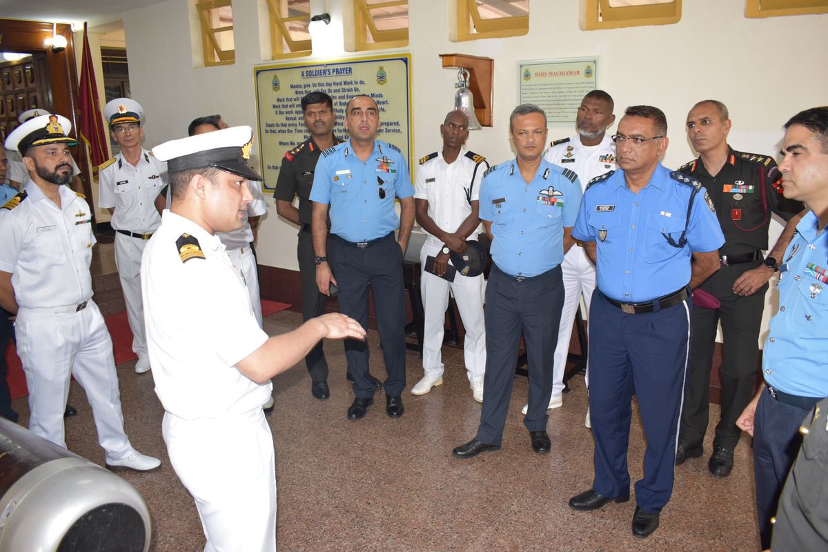 Indian Army and Indian Air Force Officers of NHCC 36 and International Officers of Maritime Security Course were briefed on various simulators and training aspects during their visit at ASW School.
#Bridgesoffriendship 
@InNwc 
@IN_HQSNC 
@IN_Venduruthy 
@indiannavy