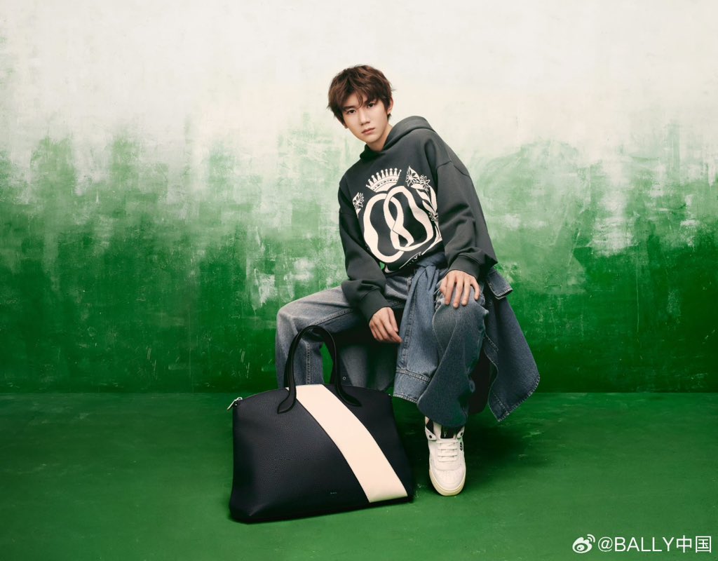 RoyWangGlobal's tweet photo. #RoyWang Weibo Update

很高兴成为BALLY全球品牌代言人，和我一起携手探寻经典的瑞士艺术美学，开启风格新篇。
*Bally is pleased to announce Roy Wang  as its new global brand ambassador.*

https://t.co/Bv0fNH0Js4
#王源 #WangYuan #TFBOYS #หวังหยวน https://t.co/MkjsmvENiQ