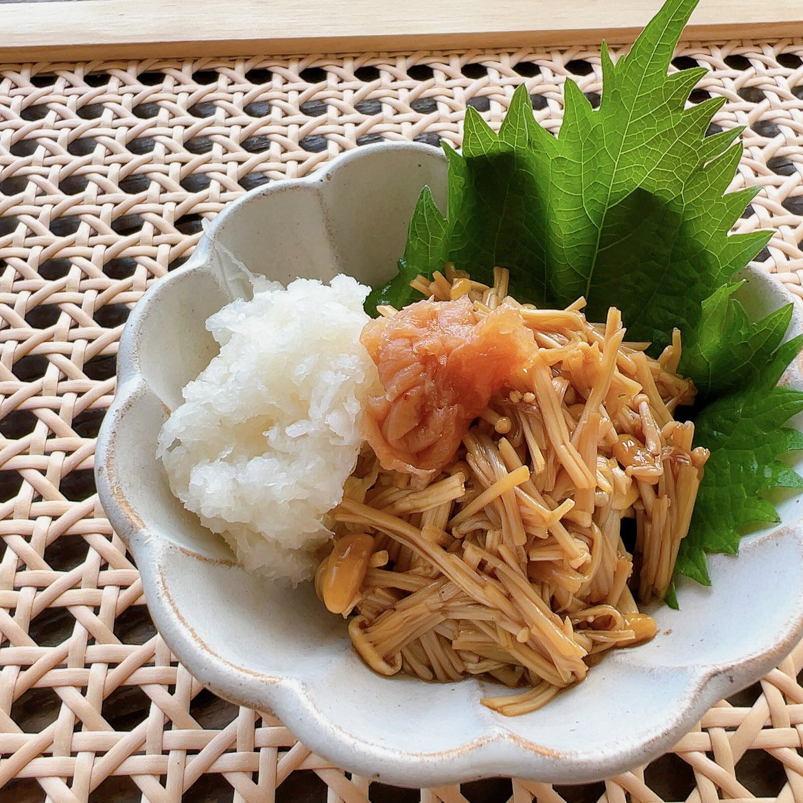 emiry_oinari's tweet photo. なめたけはレンチンで簡単に作れるよ！

はさみで切って、醤油大3、砂糖大1、お酢小1、顆粒だし少々入れて混ぜ、600wで4分レンチンするだけ簡単🥣

砂糖をラカントに変えてカロリーも抑えられるから私はいつも自家製。
そのままご飯にかけても旨いし、大根おろしと梅干しトッピングでつまみにも良し。 https://t.co/6eaudniHRF
