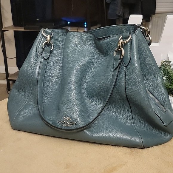 bridgetdshaw's tweet photo. So good I had to share! Check out all the items I'm loving on @Poshmarkapp from @LHdesign5 @Truly4you2 #poshmark #fashion #style #shopmycloset #chaps #coach #toryburch: https://t.co/AEcIdUpWvQ https://t.co/zPHTlYWT5G