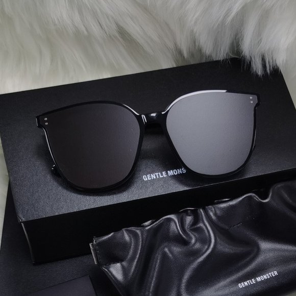 KiwiColored's tweet photo. So good I had to share! Check out all the items I'm loving on @Poshmarkapp #poshmark #fashion #style #shopmycloset #healthtex #lefleuria #gentlemonster: https://t.co/pEwXNHkSTr https://t.co/lDgC3f88oD