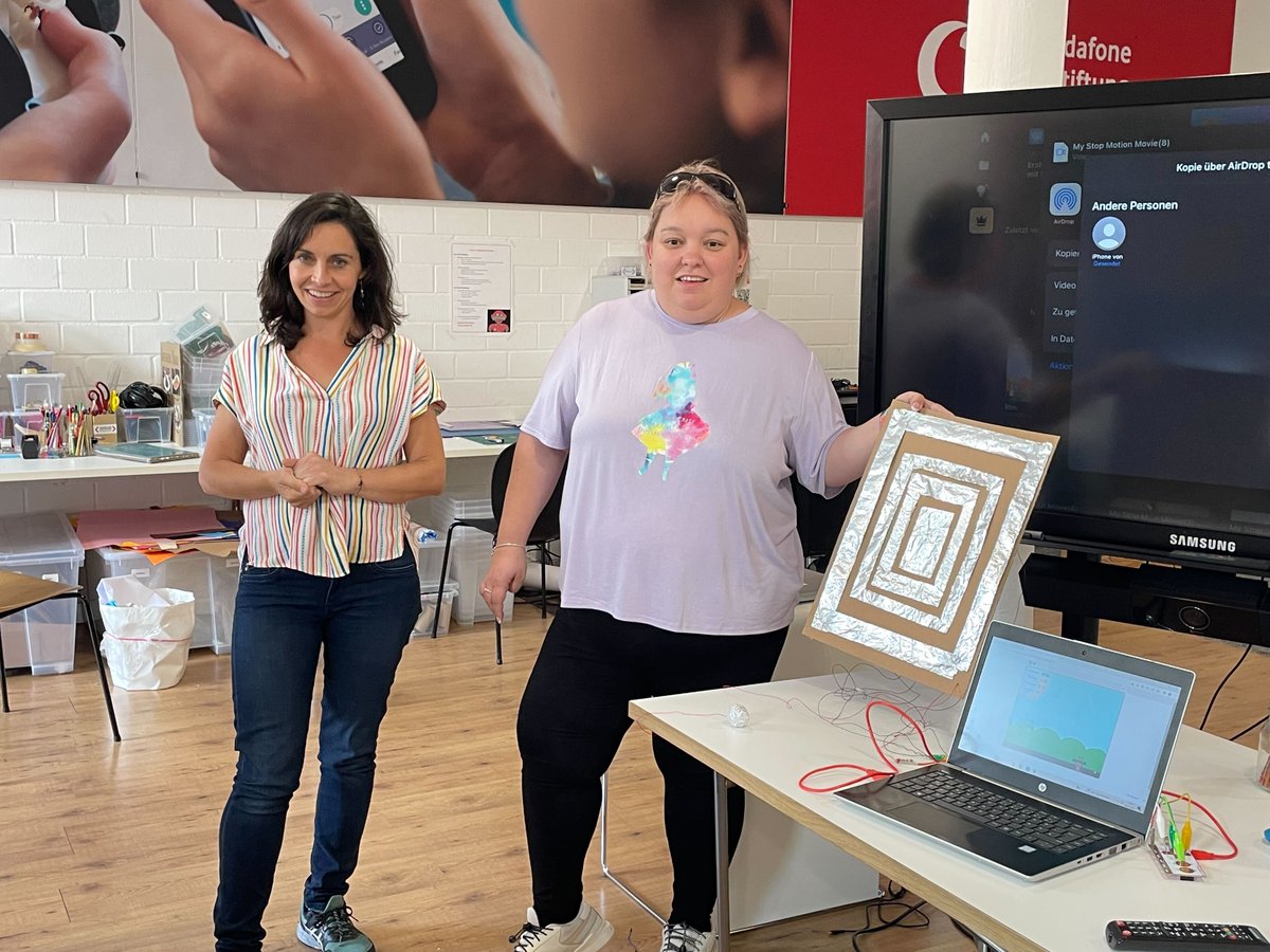 coding_tomorrow's tweet photo. Internationale Zusammenarbeit in der digitalen Bildung. 🤝 Vor Kurzem hatten wir spanische Lehrkräfte zu Besuch! Dabei sind viele spannende Projekte mit digitalen Tools entstanden. #skillsuploadjr @FundVodafone @VF_Stiftung 
Mehr Infos im Blogartikel:  https://t.co/U9h5IIRnKn https://t.co/U5MlPYMDwB