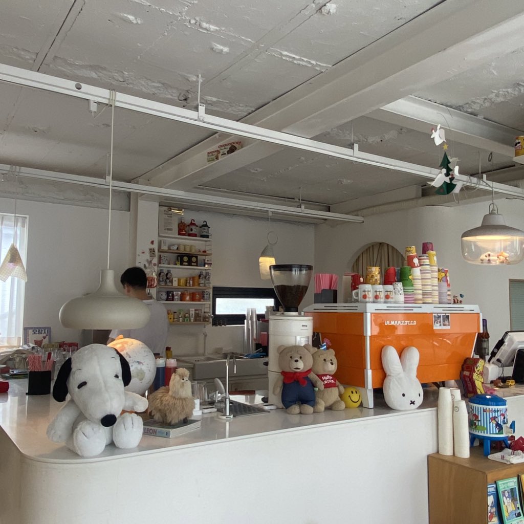 9eena's tweet photo. Everyone shut up. Snoopy x miffy cafe https://t.co/2YIOsqMJP0