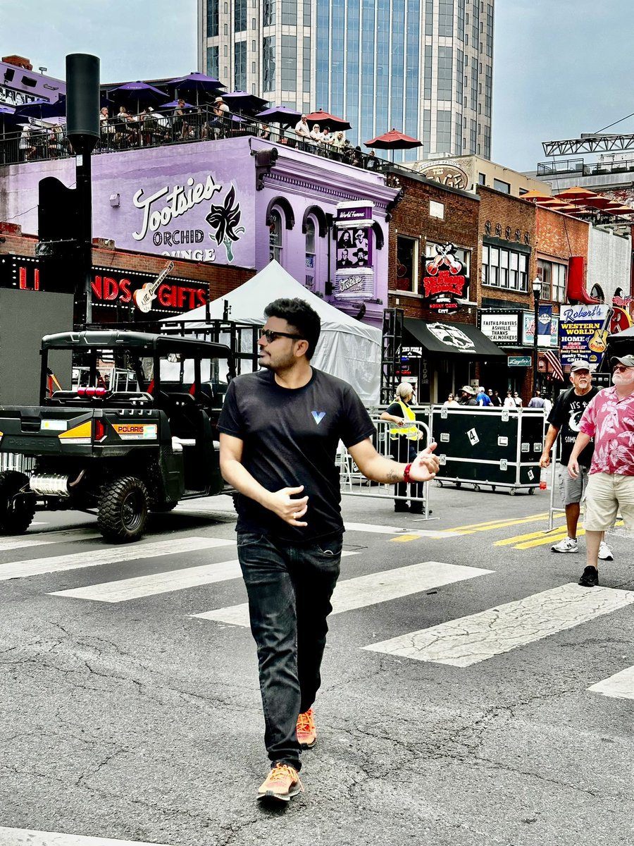 🎶🏙️ "📸🌟 Nashville's downtown - where music meets magic! 🎸✨ 

#Nashville #LaraconUS #MusicMagic 
🏙️🎵