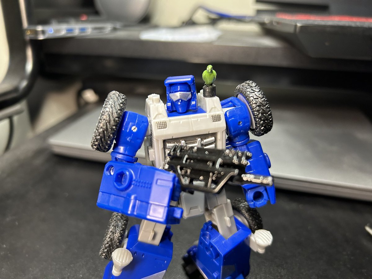 Crimotaku's tweet image. #transformers #transformerslegacy #transformerslegacyevolution beachcomber comes with a parakeet. Reminds me of Overwatch’s Bastion