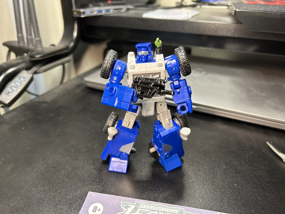 Crimotaku's tweet image. #transformers #transformerslegacy #transformerslegacyevolution beachcomber comes with a parakeet. Reminds me of Overwatch’s Bastion