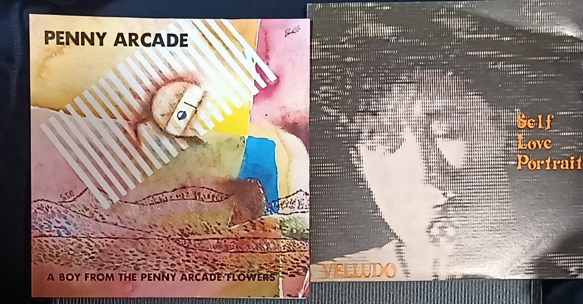 tanayan001's tweet image. Velludoのepは最近閉店した四日市のルークレコードで買い、後年同じ店で買ったという同僚と一気に仲良くなった想い出の1枚。ペニーアーケードは名古屋の円盤屋で。想い出を超える今もあったっていいよねぇ〜。今後に期待してしまう。
#velludo
#pennyarcade