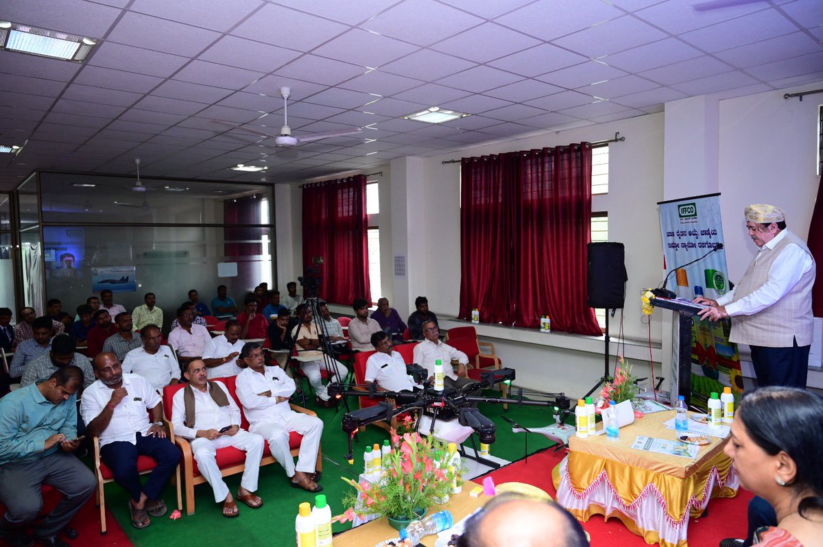 drusawasthi's tweet photo. Chairaman IFFCO Sh. @Dileep_Sanghani Ji also addressed the the first batch IFFCO Krishi Drone Pilot programme for the Unemployed youth of Karnataka at Mysore. He informed the farmers about the usage and benefits of #IFFCONanoUrea and #IFFCONanoDAP. https://t.co/7FZKmPlQua