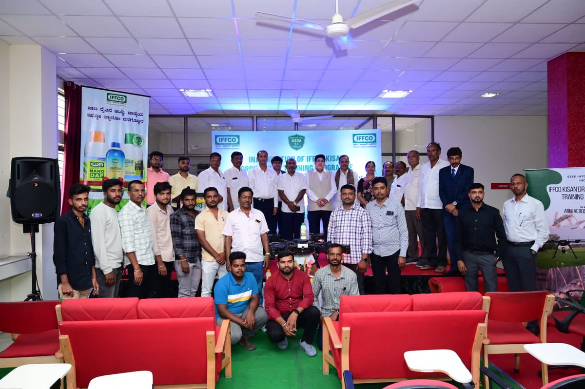 drusawasthi's tweet photo. Chairaman IFFCO Sh. @Dileep_Sanghani Ji also addressed the the first batch IFFCO Krishi Drone Pilot programme for the Unemployed youth of Karnataka at Mysore. He informed the farmers about the usage and benefits of #IFFCONanoUrea and #IFFCONanoDAP. https://t.co/7FZKmPlQua