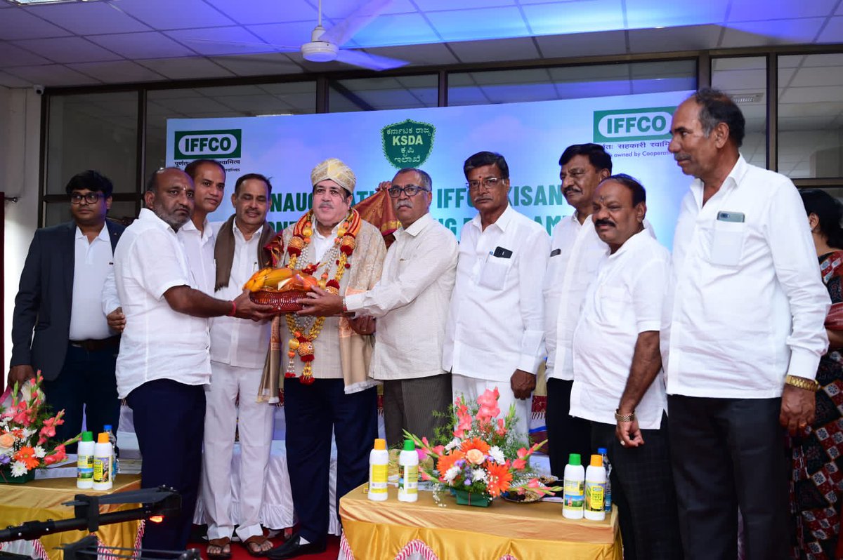 drusawasthi's tweet photo. Chairaman IFFCO Sh. @Dileep_Sanghani Ji also addressed the the first batch IFFCO Krishi Drone Pilot programme for the Unemployed youth of Karnataka at Mysore. He informed the farmers about the usage and benefits of #IFFCONanoUrea and #IFFCONanoDAP. https://t.co/7FZKmPlQua