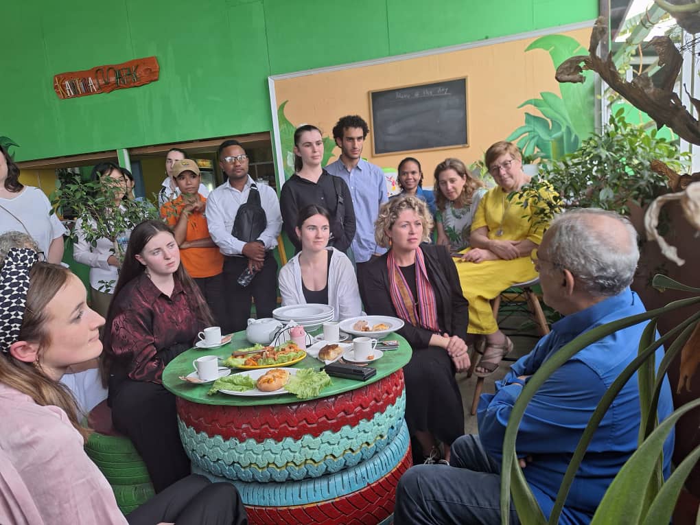 🇹🇱Some more photos of our Timor-Leste field school students meeting with President Jose Ramos-Horta! What a highlight and there are nearly 2 weeks left!
@Sydney_Uni @ArtSS_Sydney @USydCDRP @SydneyUniWorld @UsydPsych @DrEmmaLJohnston @mscott @KathyBelov @sea_greeny @MicheleSSEAC