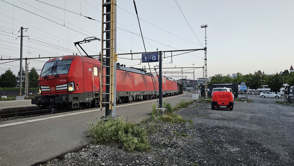 TWeinlein's tweet photo. Guten Morgen aus #TH mit dem #Tonzug 🙋🏼‍♂️

Es geht mal wieder nach #DO2 und via #Centovalli rüber nach #BEL ins Hotel.

#Schiebelok hängt am Zug - dann kann es gleich weitergehen mit 3501t gen #BR.

Guten Start in den Tag sei gewünscht ✌️ https://t.co/oduQqXZ1qO