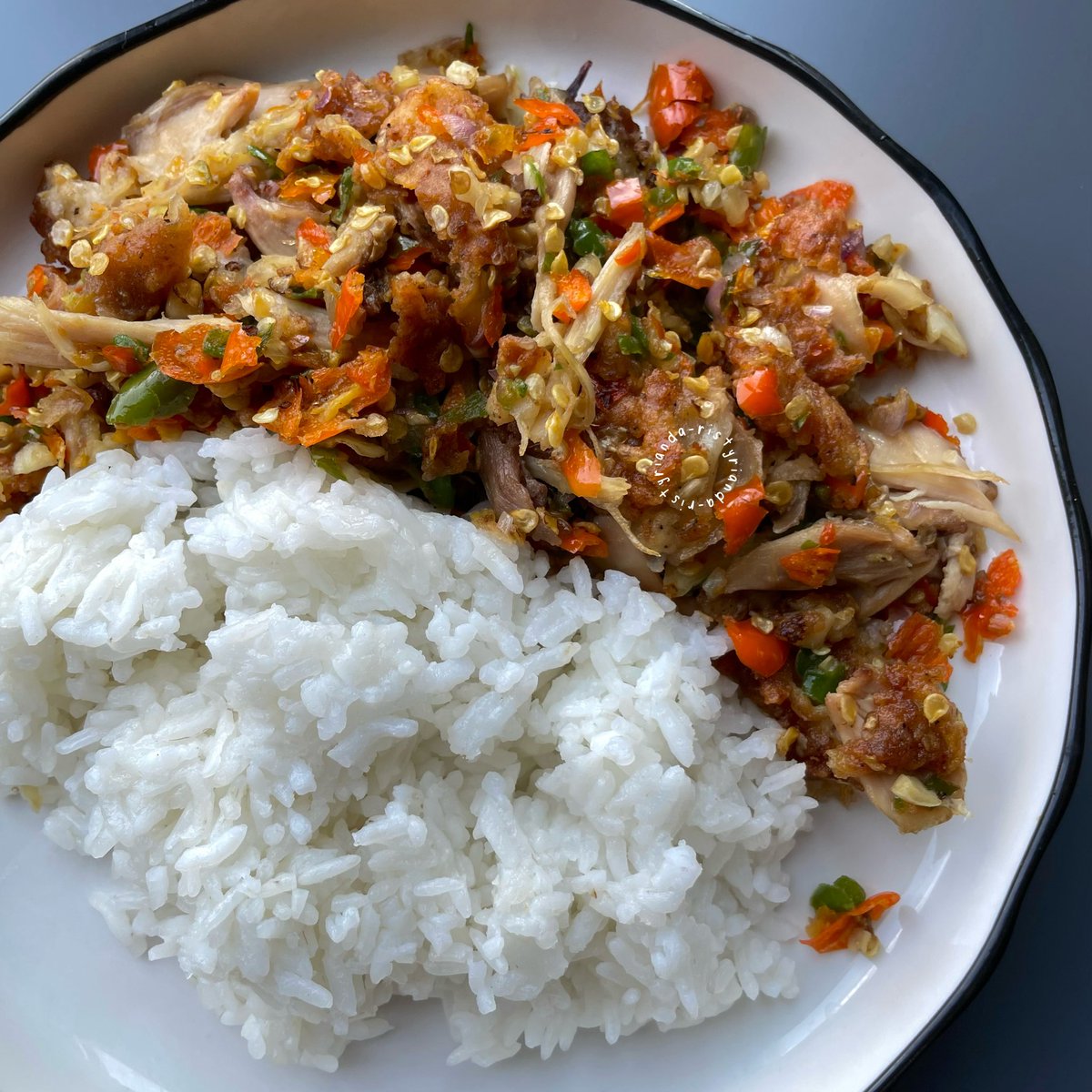 insecuristy's tweet photo. RESEP AYAM KFC CABE GARAM 🍗

akhirnya aku recook KFC jadi menu fav yg pedes dan sat set: ayam cabe garam!
tapi buat yg mager masak, beli ayam KFC-nya langsung aja, soalnya ada promo Jenius beli Super Besar 1 jadi cuma 21 ribu~

bookmark dulu, step n resep di next tweet~ 👩‍🍳 https://t.co/gPjVnYvV8p