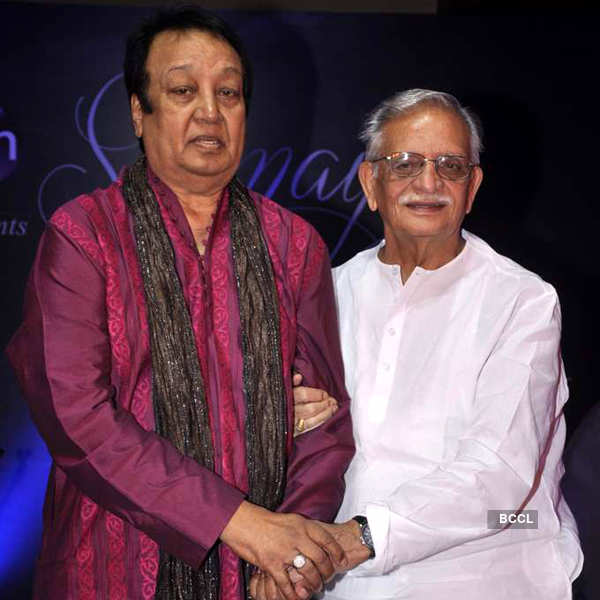 yunusrj's tweet photo. तुम अपनी आवाज़ का तावीज़ बना के दे दो, मैं पहन लूं
--------------------------------------------------
आज गायक भूपिंदर सिंह की याद का दिन है। बीते बरस आज ही की तारीख़ थी जब हमने उन्‍हें खो दिया था। गुलज़ार साहब के पास भूपी जी के अनगिनत किस्‍से हैं। उनमें से एक 'जिया जले' से https://t.co/gy2hnWAmF8