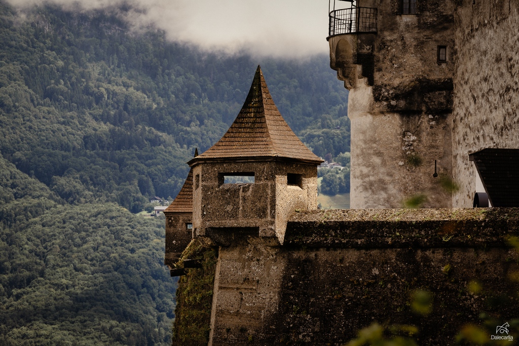 sjuab's tweet photo. Visit the Hohensalzburg Fortress in Salzburg for panoramic views. Nearby, the picturesque village of Hallstatt is a fairytale come to life with colorful houses and shops on the shores of an alpine lake. ✨⁠
⁠
#festunghohensalzburg #hallstatt #salzburg #summer2023 #canon https://t.co/plLnqAowQ2
