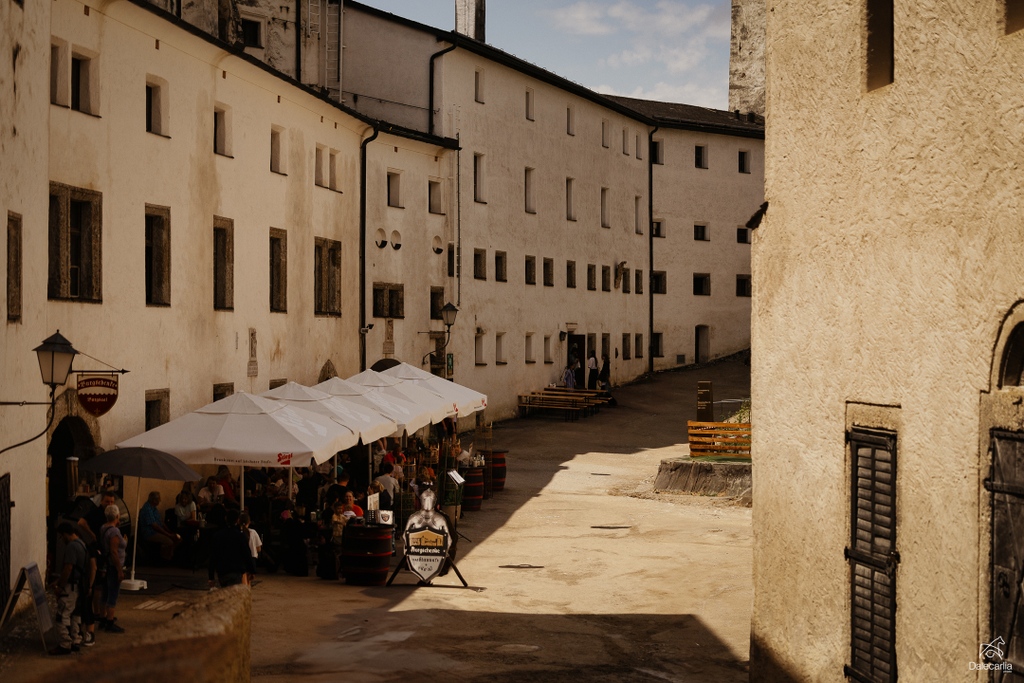 sjuab's tweet photo. Visit the Hohensalzburg Fortress in Salzburg for panoramic views. Nearby, the picturesque village of Hallstatt is a fairytale come to life with colorful houses and shops on the shores of an alpine lake. ✨⁠
⁠
#festunghohensalzburg #hallstatt #salzburg #summer2023 #canon https://t.co/plLnqAowQ2
