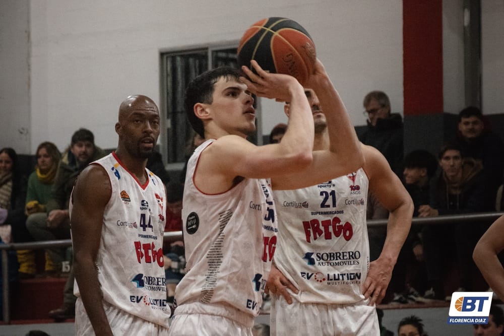 BasquetTotal's tweet photo. #MetroxBT | A MÁXIMA VELOCIDAD

Con un gran trabajo de los pibes del club corriendo la cancha, Sayago derrotó a Unión Atlética y cosechó su séptima victoria en el torneo.

📝 @Manu_Heat 

📸 @flodiazcibils 

👉 https://t.co/KMP8JQtBUx https://t.co/XQXNkbZKHL