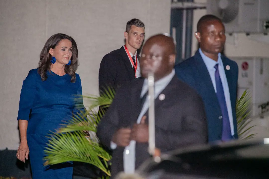 pichadunia's tweet photo. Rais wa Hungary, Katalin Novak akiwasili nchini akitokea Rwanda na leo Jumanne atakuwa na mazungumzo na mwenyeji wake Rais Samia Suluhu Hassan Ikulu jijini Dar es Salaam.

📸 na @pichadunia 
#pichadunia https://t.co/ZC41x3xfWX