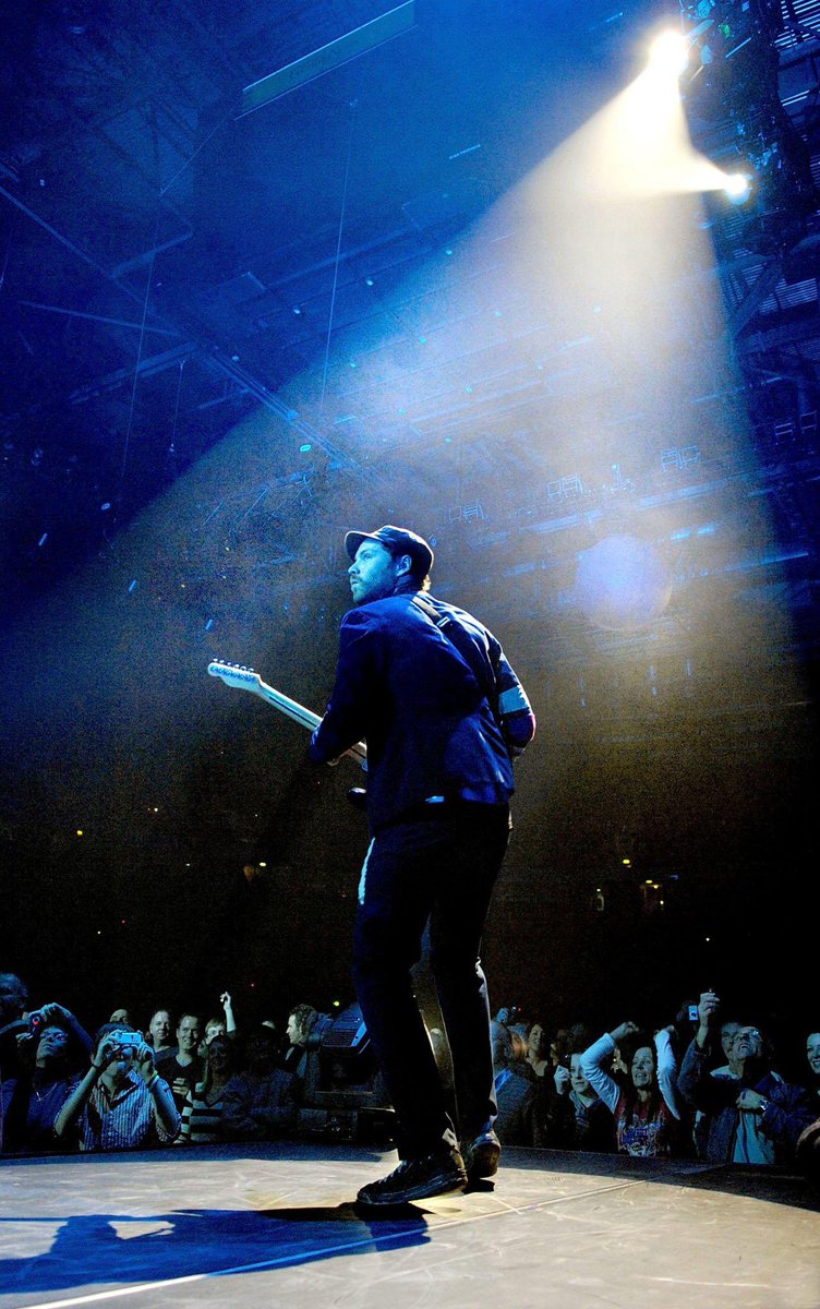 coldplayfiles's tweet image. Jonny Buckland photographed by Shirlaine Forrest (2008)