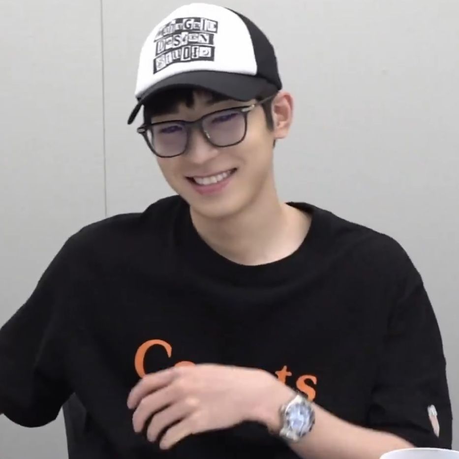 ˏˋ day 1ˎˊ˗ 
hi ! i'm pia, looking for interactive moots ! 

★ she / her , minor , filo
★ not new to #kpoptwt &amp; #stantwt
★ multi ; mostly svt, enha, nct, &amp; skz
★ any fandom will do, ifb :)

♡ and ↻ are highly appreciated, lovelots!