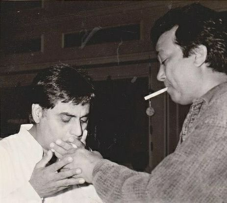 Bollywoodirect's tweet image. “Dil dhoondhtaa hai, Phir wahi fursat ke raat din baithhe rahen 
Tasawwur-e-jaanaa kiye huye 
Dil dhoondhtaa hai Phir wahi fursat ke raat din”   
Remembering #BhupinderSingh on his 1st death anniversary (06/02). In this photo, he is with Jagjit Singh.   
What are your favorite…