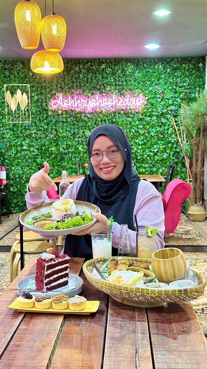dikbee's tweet photo. Guyss, Pernah makan di @ashhryshoshedap ??

Restoran yang terletak di Johor Bahru ni memang cantik dengan nama menu yang menarik tau.. 

📍  Ashhryshoshedap, NO 24, Nongchik Riverside, Jalan Kolam Ayer, Johor Bahru, Johor

#ashhryshoshedap https://t.co/vBjY89tSm6