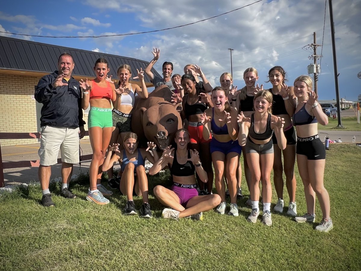 LSWGirlsTF's tweet photo. Colorado trip is in the books!  Congratulations to Madison Cross on becoming the 13th girl in our programs history to break 30:00 on the traditional Bear Run and our 1st annual Cornhole Champions Daphne Harp and Eva Garlich! Great job to our whole team!!!⁦@LSWestAD⁩ https://t.co/XYObHdjMTT
