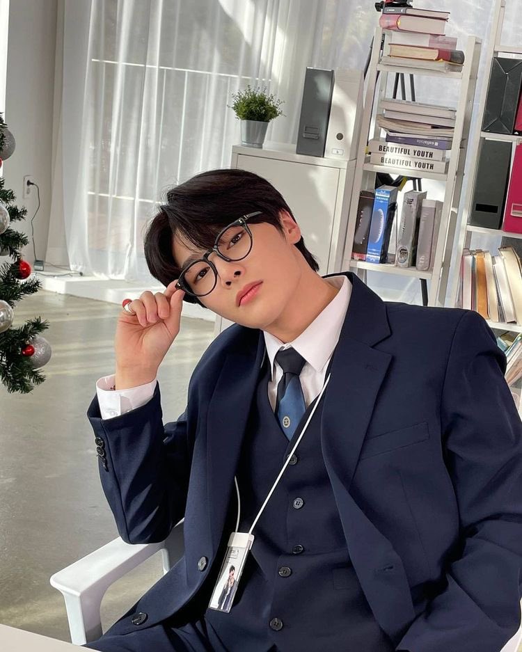 directorinnie's tweet photo. Hello stay!
I have no clue how to use this app.. thing..? ANYWAY!
I’m guessing we start with the basics? You know, introductions..
I’m Yang Jeongin, the director in Team Stray Kids! We work at STAY company.. and uh- I think that’s all?

(P.S THIS IS A PARODY ACCOUNT!!) https://t.co/QXMIaUTJFB