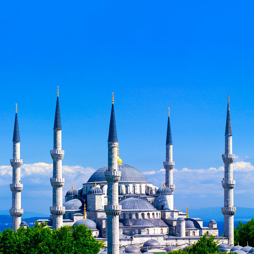 The Blue Mosque, officially named the Sultan Ahmed Mosque, is situated in Istanbul, Turkey. Built in the early 17th century under the patronage of Ottoman Sultan Ahmed I.
#Allah #Islam #Muslim #mosuesaroundtheworld #holyplaces #blessings #ibadah #BlueMosque #AlkhairtravelUK