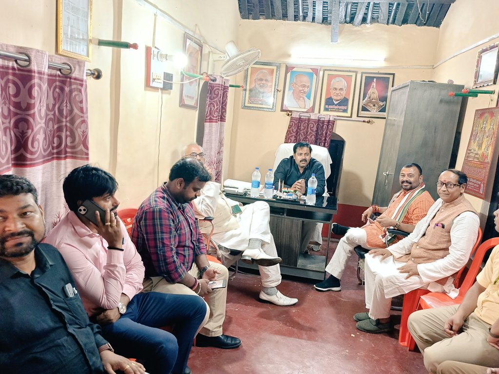 Ashwanirai093's tweet image. अपने आवास राजापुर पर विधान परिषद सदस्य एवं सभापति @AshutoshMLC  जी एवं  विधान परिषद सदस्य अपने भाई @mlcsurendrabjp जी का एवं लाल बिहारी यादव जी का पूरे ग्राम सभा राजापुर की तरफ से स्वागत अभिनंदन वंदन किया गया!