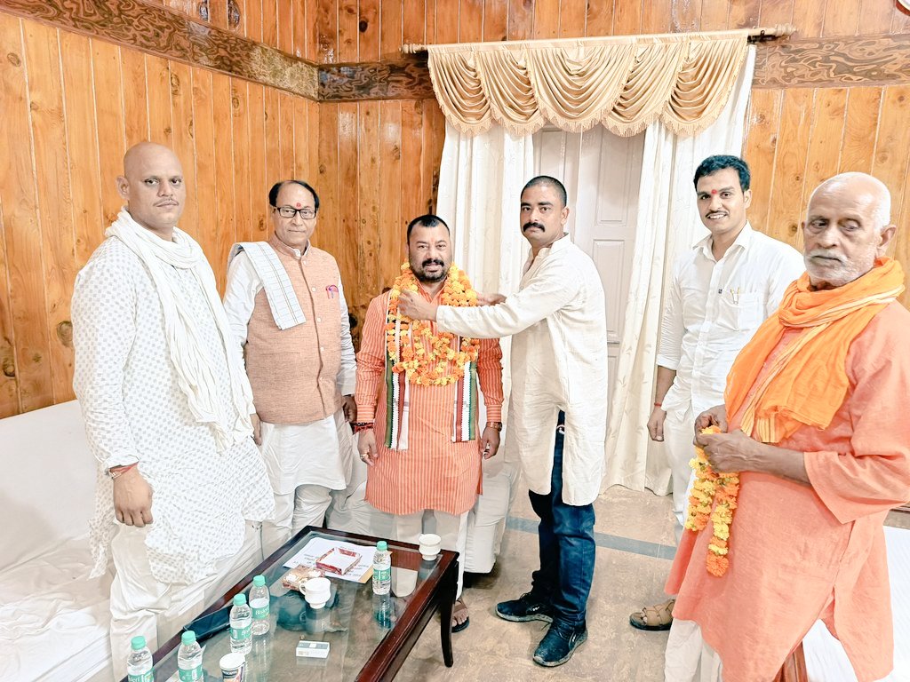 Ashwanirai093's tweet image. अपने आवास राजापुर पर विधान परिषद सदस्य एवं सभापति @AshutoshMLC  जी एवं  विधान परिषद सदस्य अपने भाई @mlcsurendrabjp जी का एवं लाल बिहारी यादव जी का पूरे ग्राम सभा राजापुर की तरफ से स्वागत अभिनंदन वंदन किया गया!